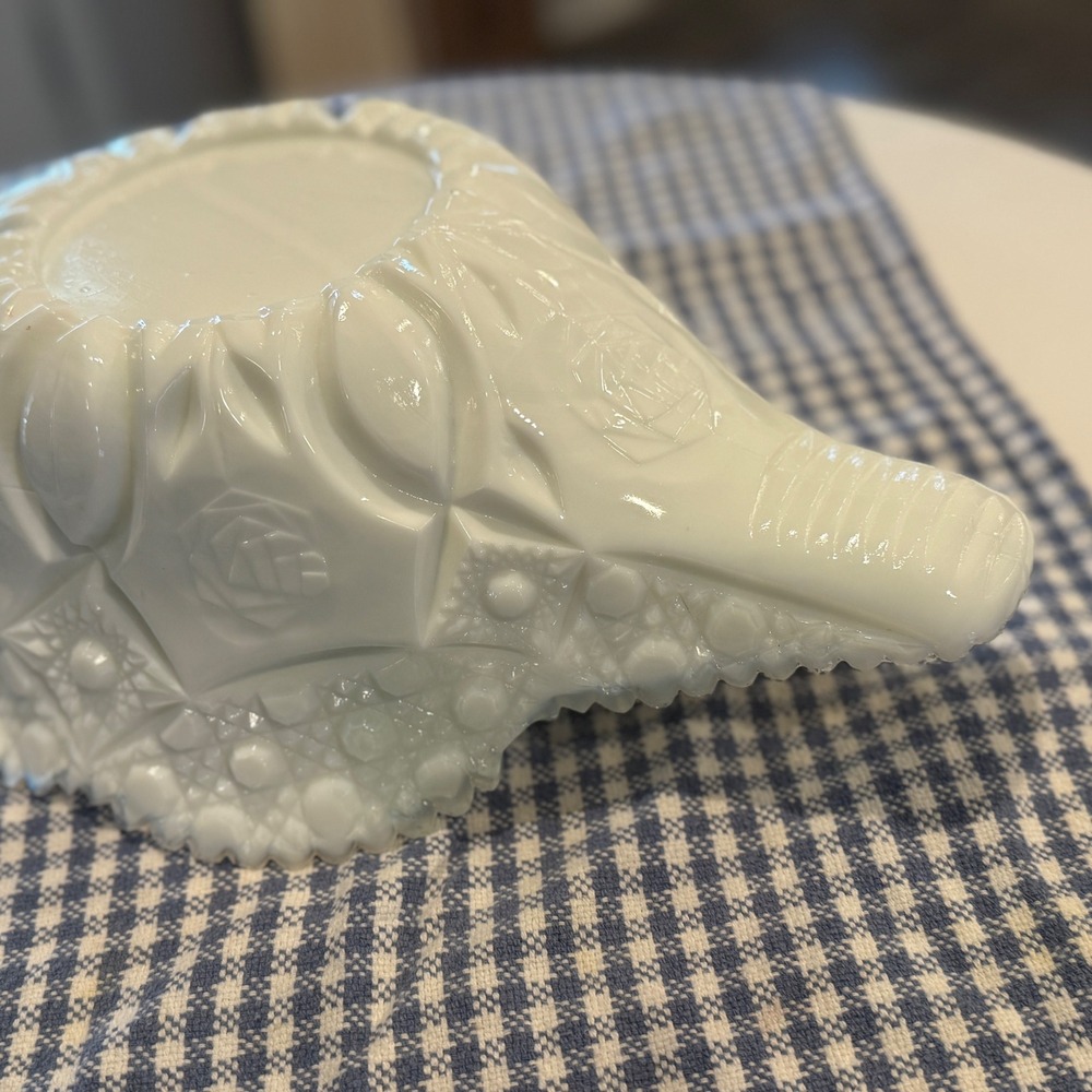 Vintage Westmoreland Milk Glass Hobnail Bowl with Ruffled Edge (Slight damage) - Picture 7 of 10